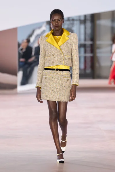 Look 16